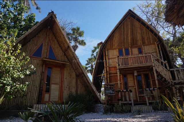 Penginapan dari bambu berbentuk Sasando (kanan). Keduanya mengandalkan listrik dari panel surya