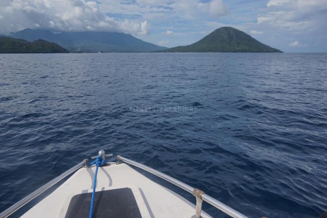 Pulau Maitara (kanan) dan Tidore dengan Gunung Marijang yang tertutup awan