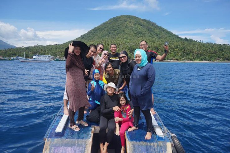 Foto bersama berlatar Pulau Maitara