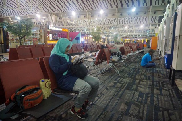 Transit selama kurang lebih 5,5 jam di Bandara Sultan Hasanuddin, Maros