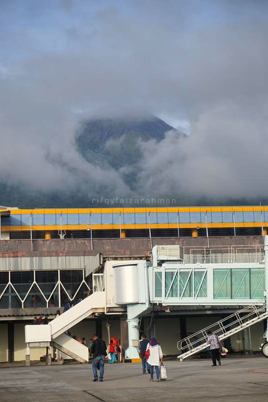Kabut yang menyamarkan Gunung Gamalama, terlihat dari apron Bandara Sultan Babullah, Ternate