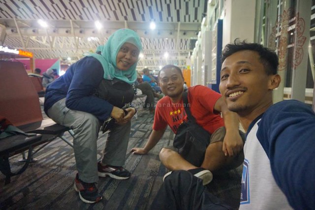 Berswafoto di ruang tunggu keberangkatan