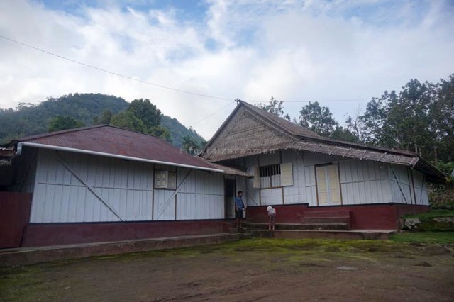 Salah satu rumah adat (rumah puji) sowohi di Gurabunga