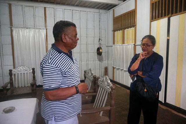 Yunus menjelaskan seluk-beluk rumah adat kepada Dwi Woro Retno Mastuti, dosen FIB Universitas Indonesia