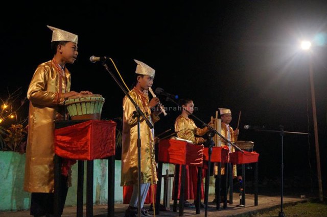 Anak-anak muda membawakan lagu 'Kabata Juanga'