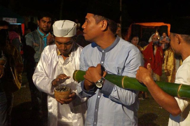 Pawang bambu gila merapal mantra