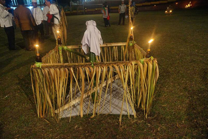 Seruas bambu yang menampung air dari puncak Gunung Marijang
