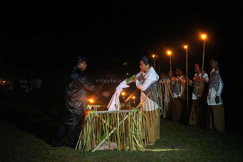 5cProsesi penyatuan air oleh salah satu keturunan marga sowohi