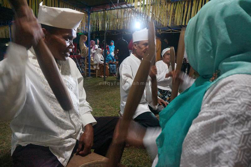 Memainkan kabata, seni berbalas pantun dengan alat penumbuk gabah