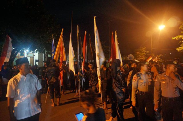 Pasukan Paji Nyili-Nyili dari wilayah Mareku bersiap di dekat Pelabuhan Rum sebelum berangkat 