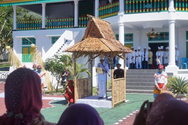 Sultan Tidore Hi. Husain Sjah memberikan pidato kebudayaan