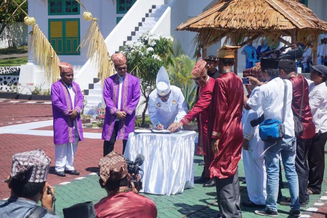 Sultan Tidore Hi. Husain Sjah menandatangani nota kesepahaman mendukung pengajuan proposal Museum Maritim Dunia