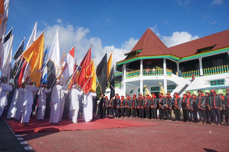 Pasukan Paji Nyili-Nyili di Sonine Salaka, Kadato Kie, dalam upacara puncak Festival Hari Jadi Tidore ke-909 tahun 2017