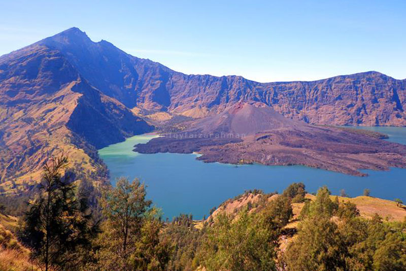 Danau Segara Anak dan Gunung Barujari dilihat dari Watu Ceper