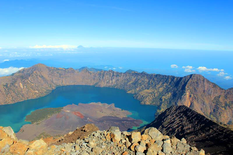 Danau Segara Anak dilihat dari puncak Gunung Rinjani
