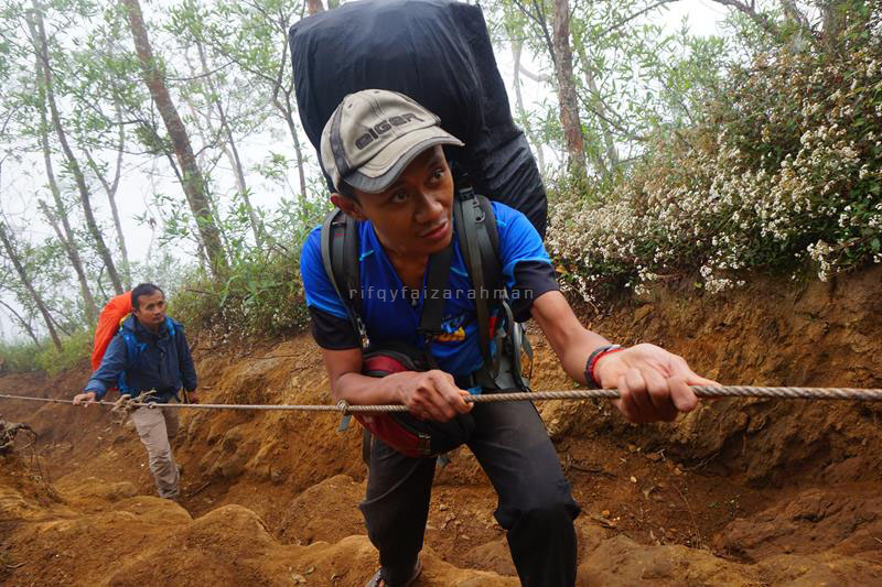 Tali Tampar disediakan di tanjakan atau turunan yang sulit, karena licin atau curam