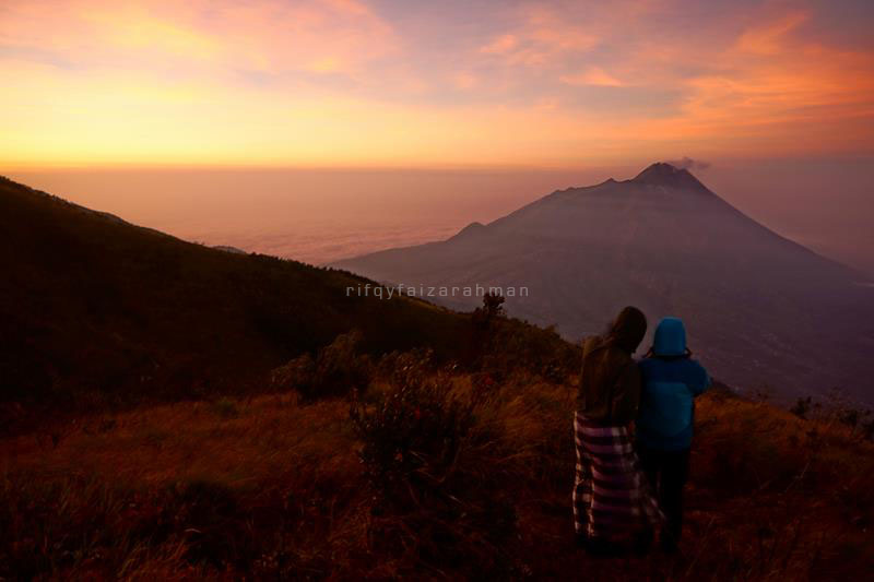 Pemandangan Gunung Merapi saat pagi. Dipotret dari Pos 3 Dampo Awang Jalur Suwanting.