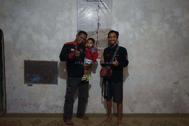 Bersama Pak Ambon dan anak keduanya di kediaman beliau (Dipotret oleh Mas Aan)