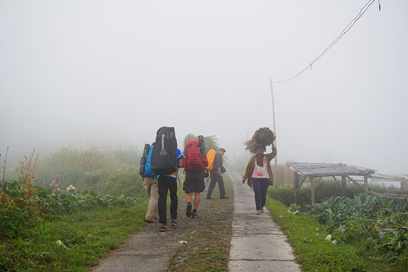 Trek awal dari dusun, melewati ladang pertanian milik warga
