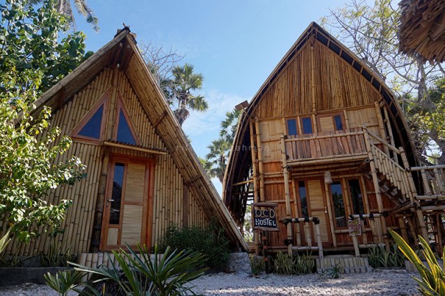 Rumah berasitektur Sasando (kanan) adalah cara si pemilik melestarikan kesenian musik tradisional Timor, Nusa Tenggara Timur.