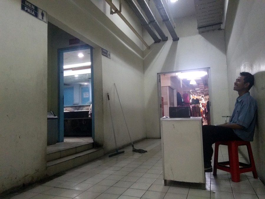 Revan, penjaga toilet Pasar Grosir Solo