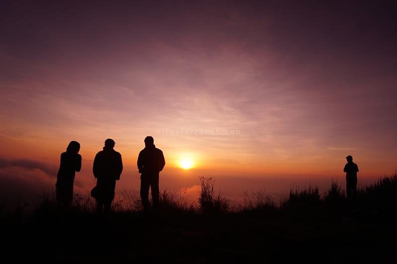 Siluet pendaki saat menyaksikan matahari terbit dari puncak Butak