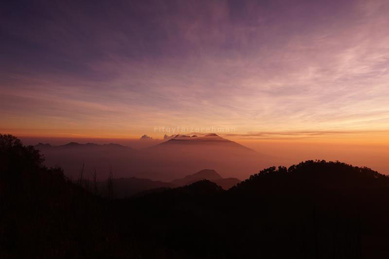 Pemandangan Gunung Arjuno-Welirang berselubung kabut