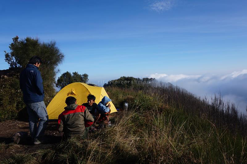 Sekelompok pendaki berkemah di puncak Butak