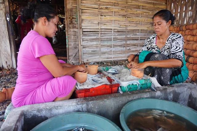 Proses ngetap di teras "pabrik" pindang