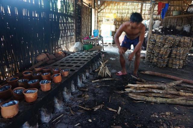 Terlihat tumpukan kendil ikan pindang yang sudah dibungkus daun jati dan diikat (sebelah kanan). Siap diambil pengepul dan dijual.