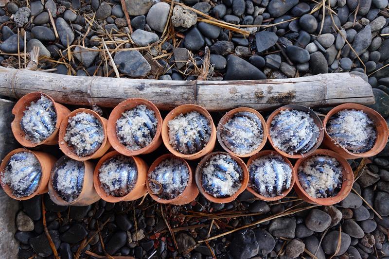 Kendil-kendil ikan pindang yang siap dibakar