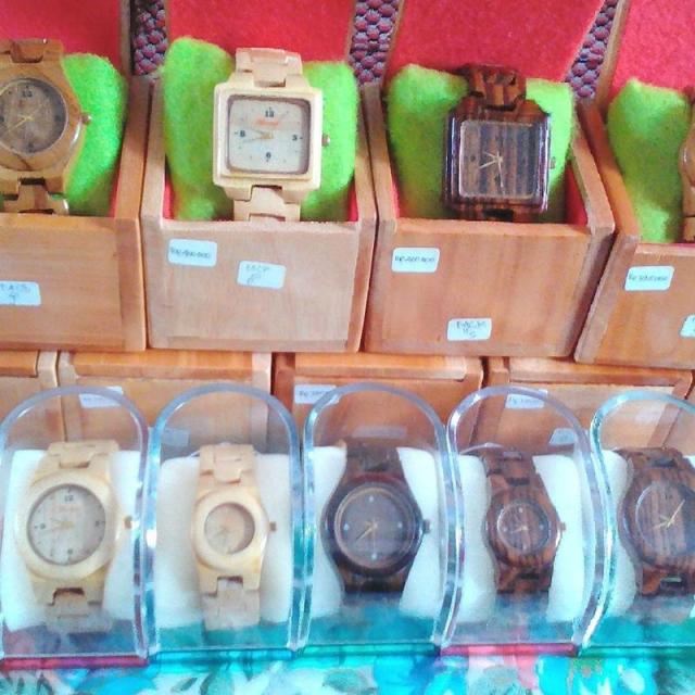 Beraneka corak jam tangan kayu yang sudah dipesan pembeli