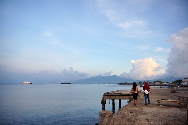 Jalan-jalan sore di pesisir utara Kota Maumere