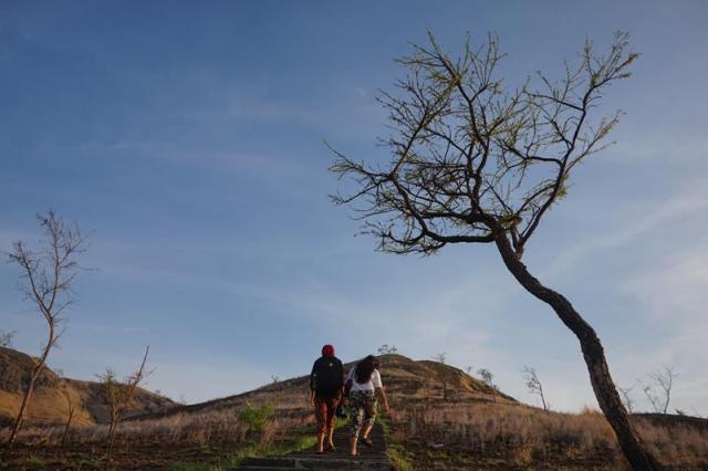 Mendaki Bukit Tanjung Kajuwulu
