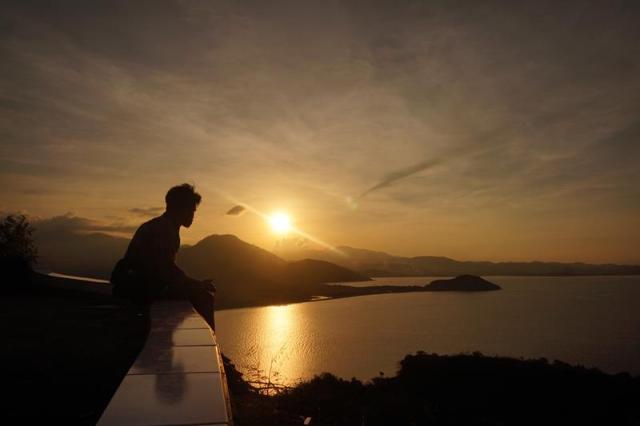Menanti matahari tenggelam di balik cakrawala