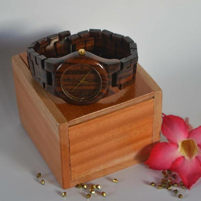 Contoh arloji berbahan kayu sonokeling (Sumber: Instagram maccasi_craft)