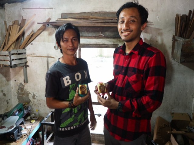 Saya bersama Akbar di dapur produksi jam tangan kayu di rumahnya
