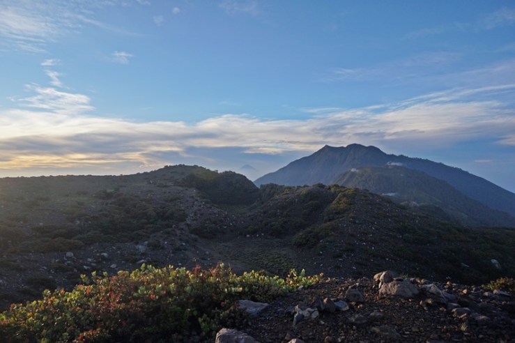 Gunung Arjuno terlihat dari puncak Gunung Welirang