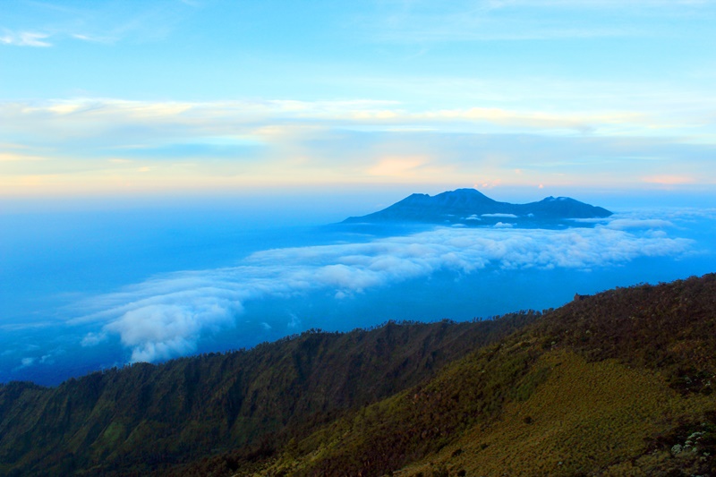 Pemandangan Gunung Kawi dan Gunung Butak dari puncak Gunung Arjuno
