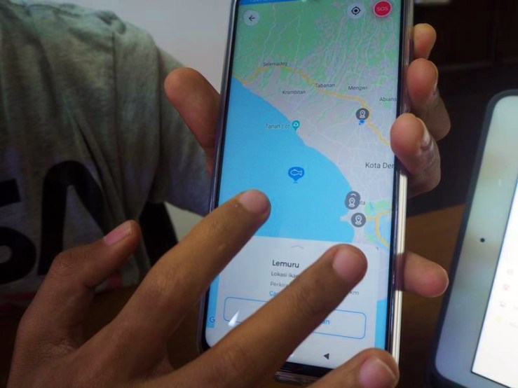 Yoga menunjukkan titik lokasi ikan lemuru yang berhasil terekam radar di aplikasi FishGO. (FOTO: Rifqy Faiza Rahman)