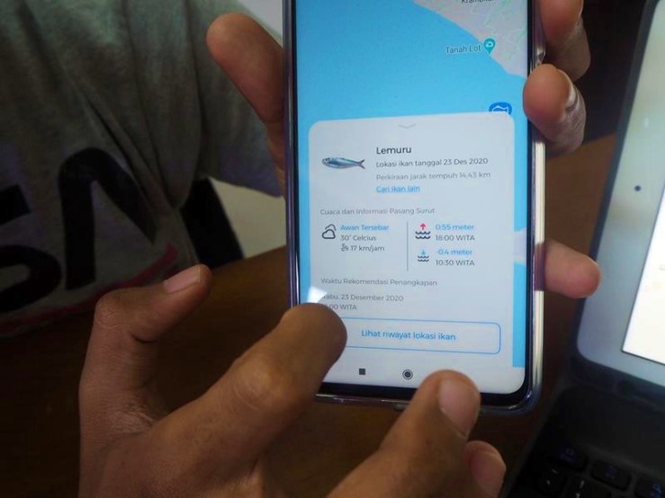 Informasi penting seputar lokasi ikan dan jarak tempuh berlayar, rekomendasi waktu penangkapan, prakiraan cuaca, hingga waktu dan ketinggian pasang surut air laut. (FOTO: Rifqy Faiza Rahman)