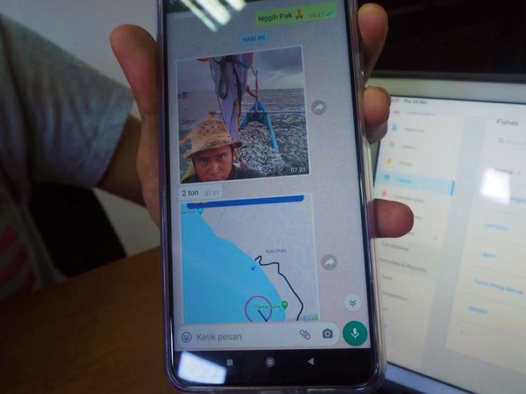 Salah satu nelayan melaporkan hasil tangkapannya dari tengah laut melalui WhatsApp secara personal ke Yoga. (FOTO: Rifqy Faiza Rahman)
