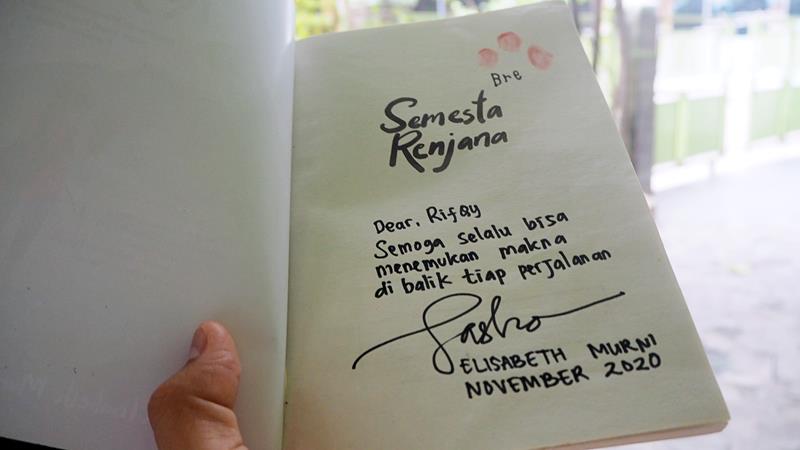 Buku Semesta Renjana karya Elisabeth Murni