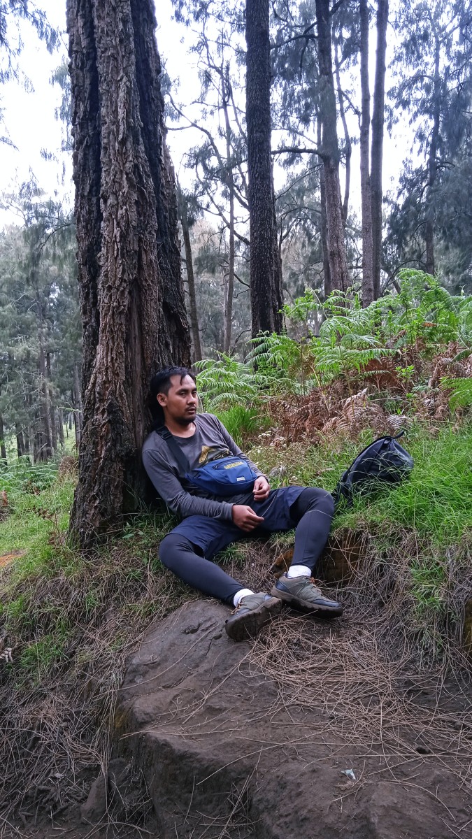 Aliko beristirahat di tengah pendakian menuju Puncak Welirang